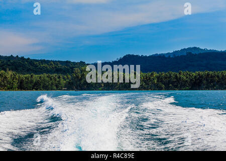 Flusso di acqua dopo la barca veloce. Il sentiero sulla superficie dell'acqua dietro di movimento veloce imbarcazione a motore. Onde sul mare blu Foto Stock