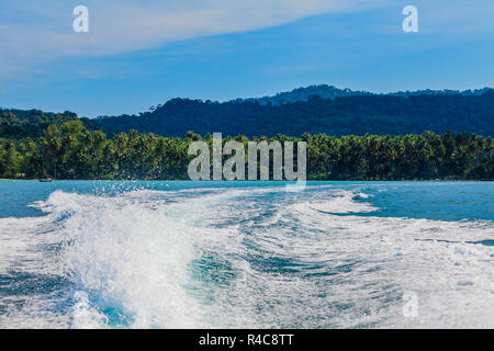 Flusso di acqua dopo la barca veloce. Il sentiero sulla superficie dell'acqua dietro di movimento veloce imbarcazione a motore. Onde sul mare blu Foto Stock