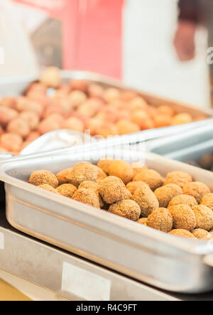 Fritte olive ascolane . Tipico piatto regionale Foto Stock