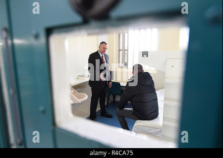 È sotto embargo per 0001 Martedì 27 Novembre non sottoscritto in precedenza foto datata 19/11/2018 del governatore Dave Kennedy parla di un detenuto nel carcere di Maghaberry, come la prigione una volta di marca e pericolose Dickensian ha reso estremamente incoraggianti progressi, una relazione ha detto. Foto Stock