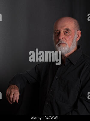 Ritratto di un uomo anziano con la barba e baffi close-up di un tasto scuro Foto Stock