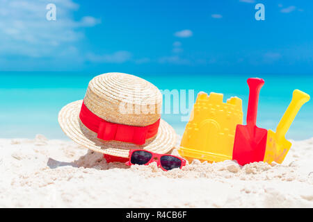 Spiaggia giochi dei bambini sulla spiaggia di sabbia bianca Foto Stock