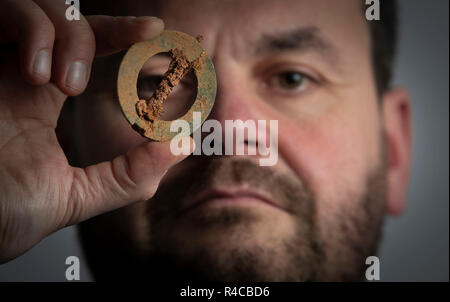 È sotto embargo per 0001 Martedì 27 Novembre Dr Hugh Willmott, Senior Lecturer in unione Archeologia Storica dell'Università di Sheffield, detiene un teschio umano che è stato scoperto durante gli scavi presso un precedentemente sconosciuto cimitero anglosassone che dissotterrato sontuoso sepolture di donne con i loro gioielli e oggetti personali. Foto Stock