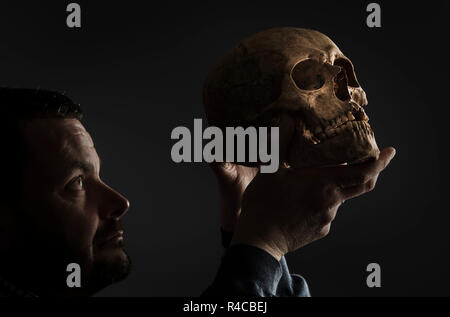 Dr Hugh Willmott, Senior Lecturer in unione Archeologia Storica dell'Università di Sheffield, detiene un teschio umano che è stato scoperto durante gli scavi presso un precedentemente sconosciuto cimitero anglosassone che dissotterrato sontuoso sepolture di donne con i loro gioielli e oggetti personali. Foto Stock