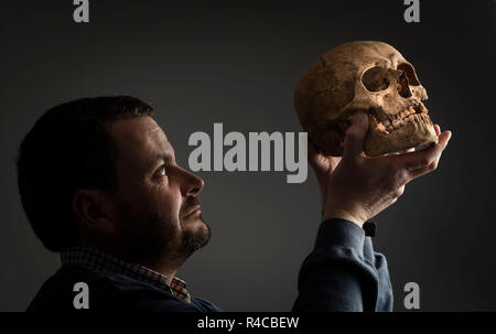 È sotto embargo per 0001 Martedì 27 Novembre Dr Hugh Willmott, Senior Lecturer in unione Archeologia Storica dell'Università di Sheffield, detiene un teschio umano che è stato scoperto durante gli scavi presso un precedentemente sconosciuto cimitero anglosassone che dissotterrato sontuoso sepolture di donne con i loro gioielli e oggetti personali. Foto Stock