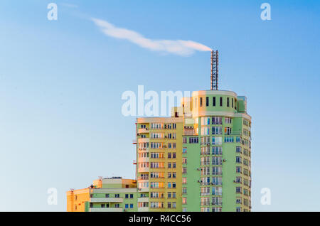 Tubo caldaia città casa con emissione di fumo bianco contro il cielo blu e chiaro. Foto Stock