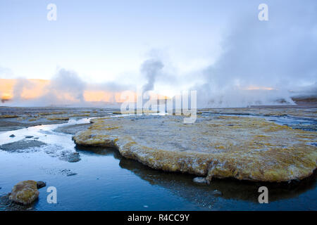 Acqua congelata e fumarole ad una altitudine di 4300m, El Tatio geyser, il deserto di Atacama, Regione di Antofagasta, Cile, Sud America Foto Stock