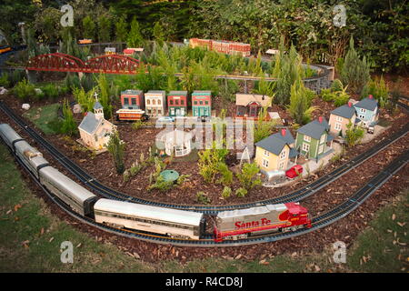 Orlando, Florida. Novembre 21, 2018. Treno in miniatura, strade e piccola e bella villa in International Drive area Foto Stock