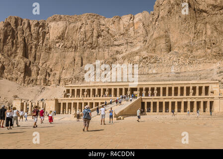 I turisti di fronte a Deir al-Bahari complesso e il Tempio di Hatshepsut, Luxor, Egitto, 21 Ottobre 2018 Foto Stock