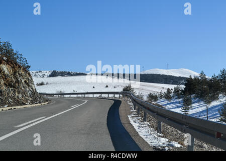 Strada in inverno vicino Zlatibor in Serbia Foto Stock