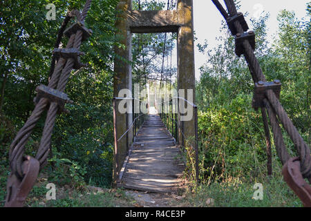 Ponte su un piccolo fiume di Toplica vicino Prekadin, Prokuplje, Serbia Foto Stock