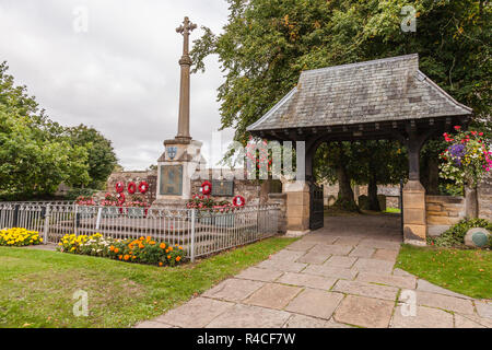 Memoriale di guerra al di fuori di St Edmunds chiesa in Sedgefield,Co.Durham,l'Inghilterra,UK Foto Stock