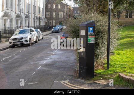 Pagare e casella di visualizzazione sulla strada trafficata in Clifton, Bristol Foto Stock