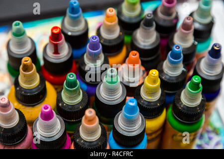 Molte bottiglie professionale con inchiostro colorato per tatuaggi. salotto  tattoo Foto stock - Alamy