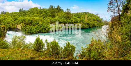 La potente forza di fluire e infuria acqua del fiume Waikato. Paesaggio alle Cascate Huka vicino a Taupo, Isola del nord, Nuova Zelanda. Foto Stock