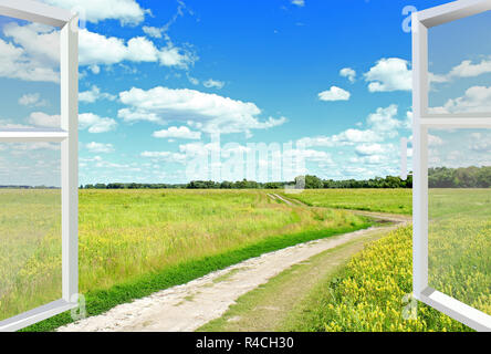 Vista di nuvole prato e strada di campagna da finestra Foto stock - Alamy