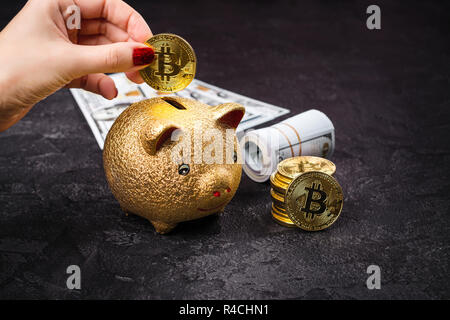 Bitcoins, valuta e piggie bank Foto Stock