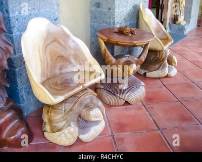 Ubud, Indonesia - 12 dicembre 2012: scolpite in legno statue di animali nel negozio di souvenir Foto Stock