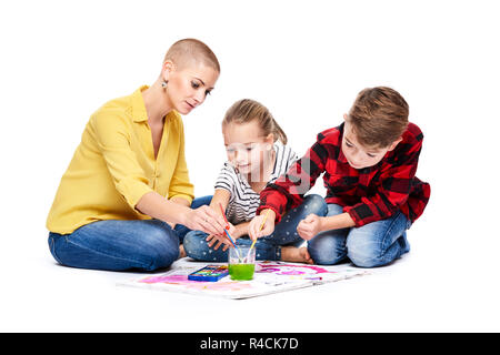 I bambini con terapista pittura con acquarelli. Bambino arte terapia, attenzione e concentrazione problemi, difficoltà di apprendimento concetto su bianco backg Foto Stock