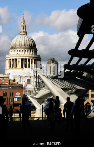 St Pauls Cathedral, Millenium Bridge in primo piano,Londra Foto Stock