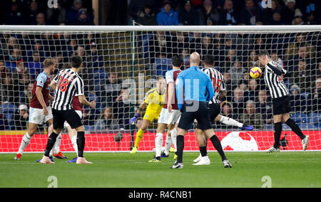 Newcastle Regno di Federico Fernandez (sinistra) punteggi il suo lato del primo obiettivo del gioco durante il match di Premier League a Turf Moor, Burnley. Foto Stock