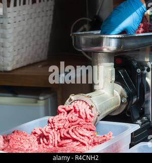 Vassoio di carne tritata, tritacarne, macellaio mano. Foto Stock