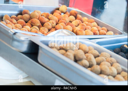 Fritte olive ascolane . Tipico piatto regionale Foto Stock