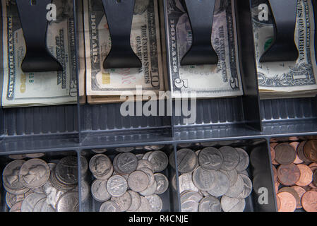 Aprire un registro di cassa che mostra cassetto valuta statunitense e monete. Foto Stock