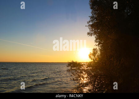 Un bel tramonto sul lago Chiem Chiemsee, Baviera, Germania Foto Stock