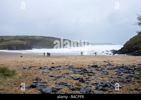 La spiaggia un giorno inverni, in Chiesa Cove, Gunwalloe, Cornwall Foto Stock