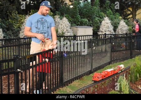 Orlando, Florida. Novembre 19, 2018. Padre e figlia cercando di treni in miniatura in International Drive area. Foto Stock