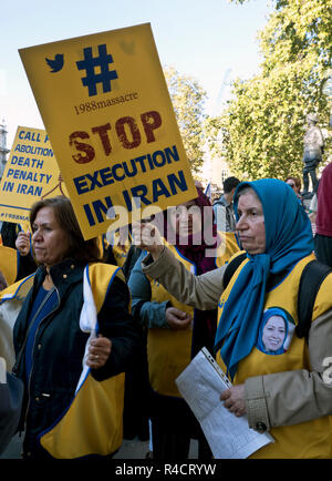 Manifestanti iraniani protestando circa le esecuzioni in Iran a Londra al di fuori di Downing Street. Foto Stock