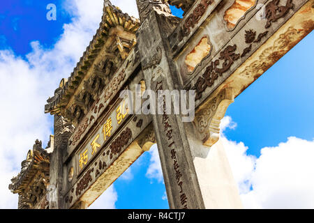 Gate cinese al Monastero Po Lin in Ngong Ping, Hong Kong Foto Stock