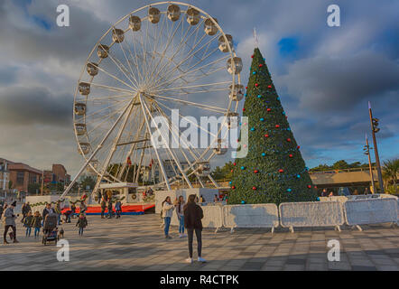La struttura ad albero di Mosca, parte di Bournemouth albero di Natale il paese delle meraviglie con la grande ruota, ruota panoramica Ferris, dietro a Bournemouth Dorset, Regno Unito Inghilterra in novembre Foto Stock