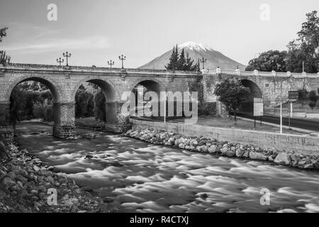 La parte antica della città di Arequipa e il suo famoso vulcano Misti e al Fiume Chili Foto Stock