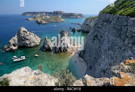 La puglia, Italia, Agosto 2018, seascape dell arcipelago delle Tremiti con Pagliai scogliere in San Domino island Foto Stock