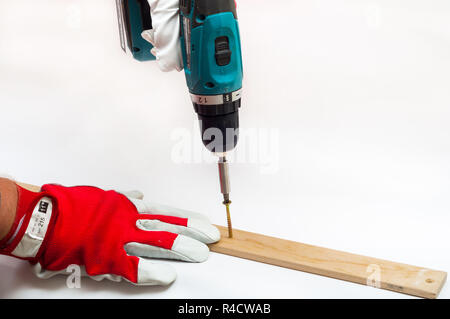 Avvitamento witn cacciavite elettrico Foto Stock