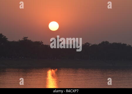 Vista tramonto al Lago Sukhna, Chandigarh Foto Stock