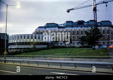 Un night shot di Sheffield dell Ufficio del Registro di sistema conosciuto localmente come 'torta nuziale" per la sua forma circolare. Più indietro è stata aggiunta a Sheffield City Hall che era ancora in costruzione come il tempo dell'immagine. Anche questo ha guadagnato il soprannome di "Uovo scatole". Entrambi Brutalist edifici progettati da lungo tempo sono stati demoliti. Immagine presa nel novembre 1976 Foto Stock