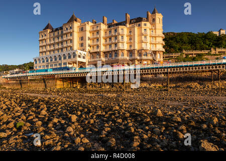 Grand hotel sul molo a Llandudno sulla costa settentrionale del Galles Foto Stock