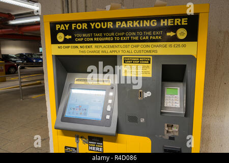 Un parchimetro chip-coin machine per un parcheggio auto, REGNO UNITO Foto Stock