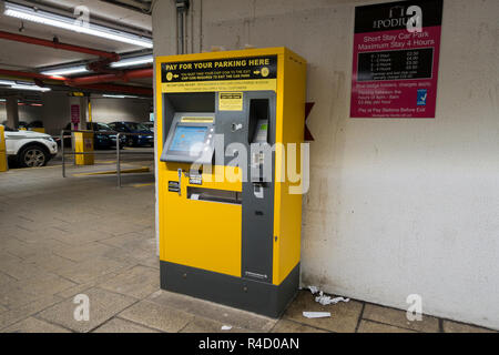 Un parchimetro chip-coin machine per un parcheggio auto, REGNO UNITO Foto Stock