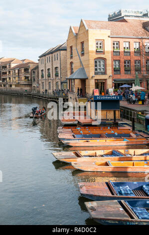 Scudamore di sterline sul fiume Cam alla Maddalena ponte in Cambridge. Vista verso nord. Foto Stock