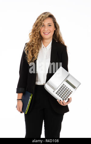 Imprenditrice in piedi in studio con computer e registratore di cassa sotto le braccia, indossava un abito nero e camicia bianca Foto Stock