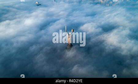 Vista aerea del monumento patria, avvolta in una fitta nebbia. Monumenti storici dell'Ucraina. Foto Stock