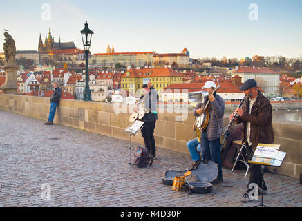 Praga, Repubblica Ceca - 14 NOV 2018: street band musicale in esecuzione al Ponte Carlo a Praga. Il Castello di Praga in background. Foto Stock