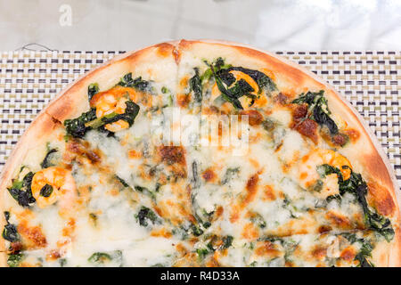 Pizza con gamberetti Foto Stock