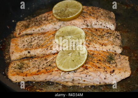 Salmone alla griglia con gamberetti spinaci e patate al gratin Foto Stock