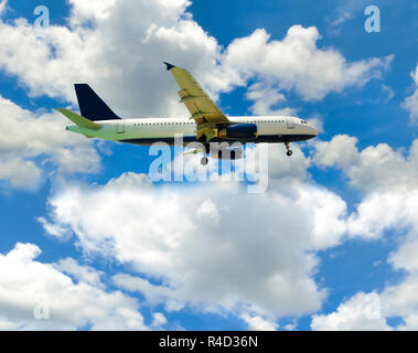 L'aereo nel cielo blu Foto Stock