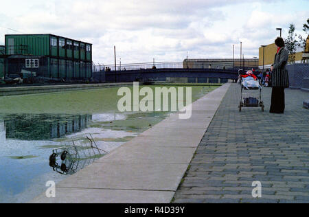 Clydebank Shopping Center. Inquinamento sul Forth & Clyde Canale a Clydebank. Natura e inquinamento umano. Le Alghe verdi è perché il canale non è un canale di lavoro in modo che l'acqua non può passare. Il carrello della spesa e la possibile sono solo ignoranti gli esseri umani che non si cura. 1979 Foto Stock